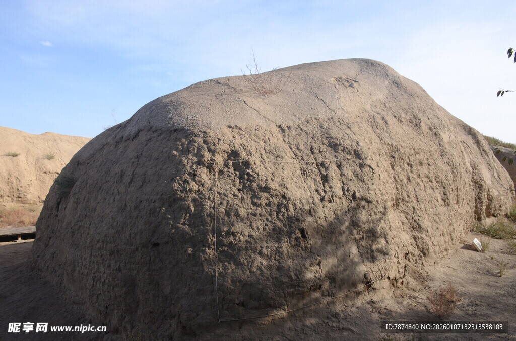 沙漠中的巨大岩石