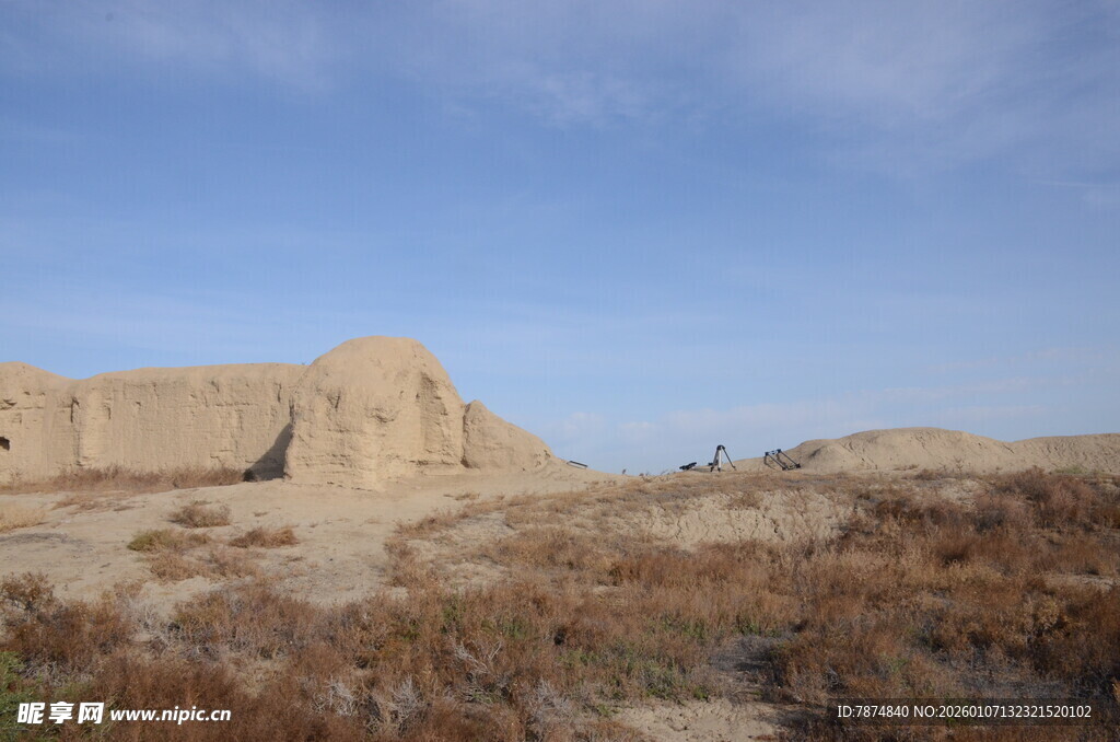 沙漠中的古老建筑遗迹