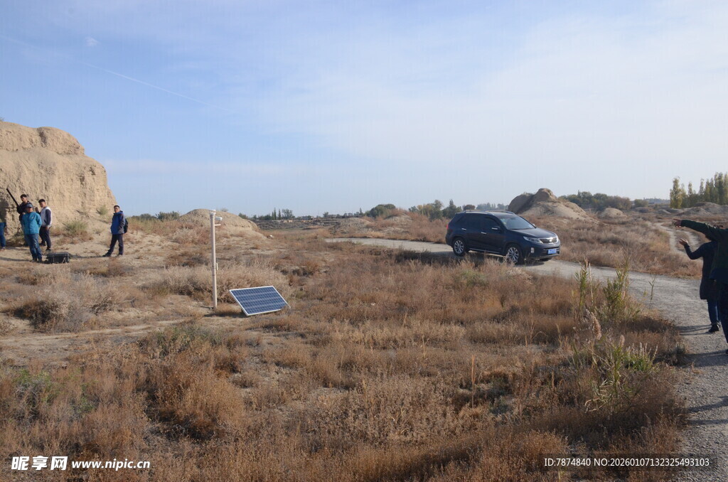 荒野中的车辆与人物景象