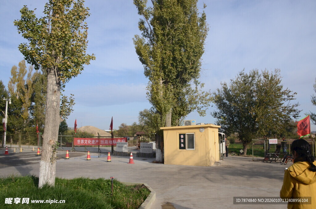 户外小屋旁的休闲场景