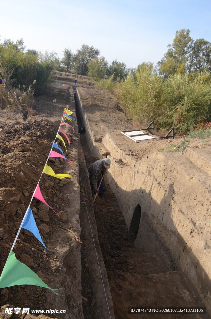 施工现场沟渠与彩旗