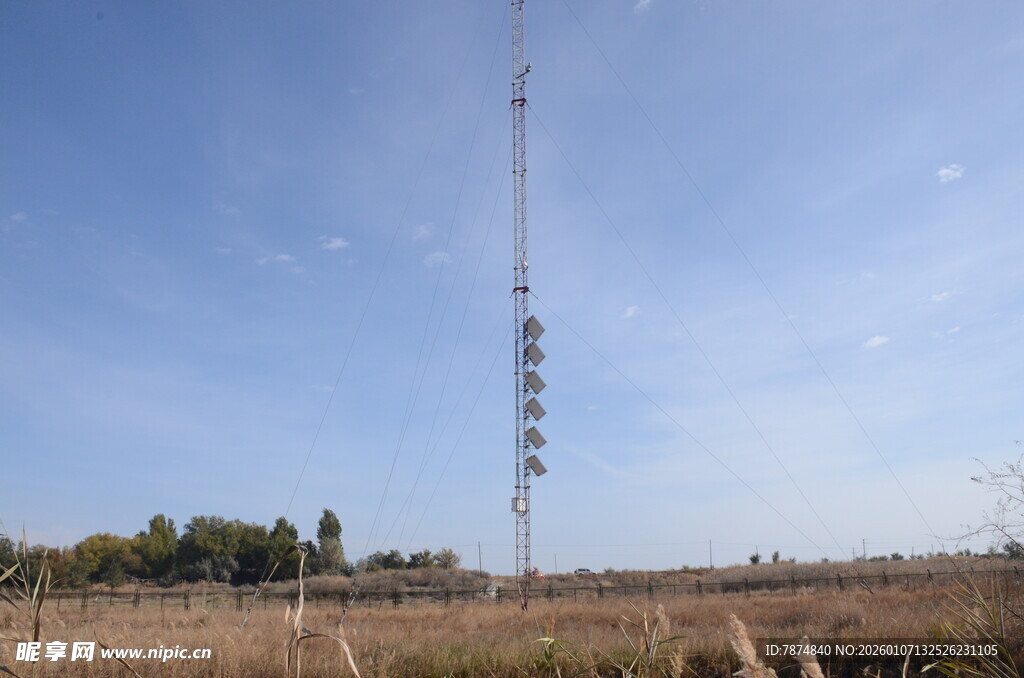 田野中的高耸通信铁塔
