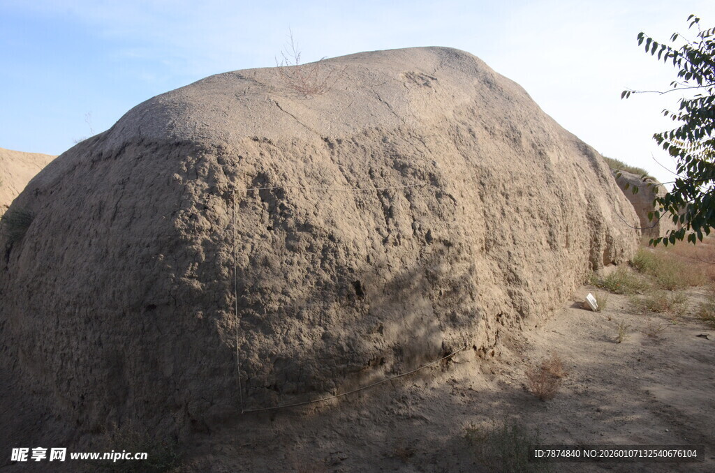 巨大岩石屹立于户外