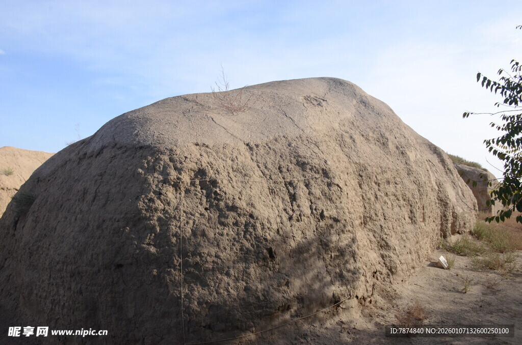 巨大岩石屹立于户外