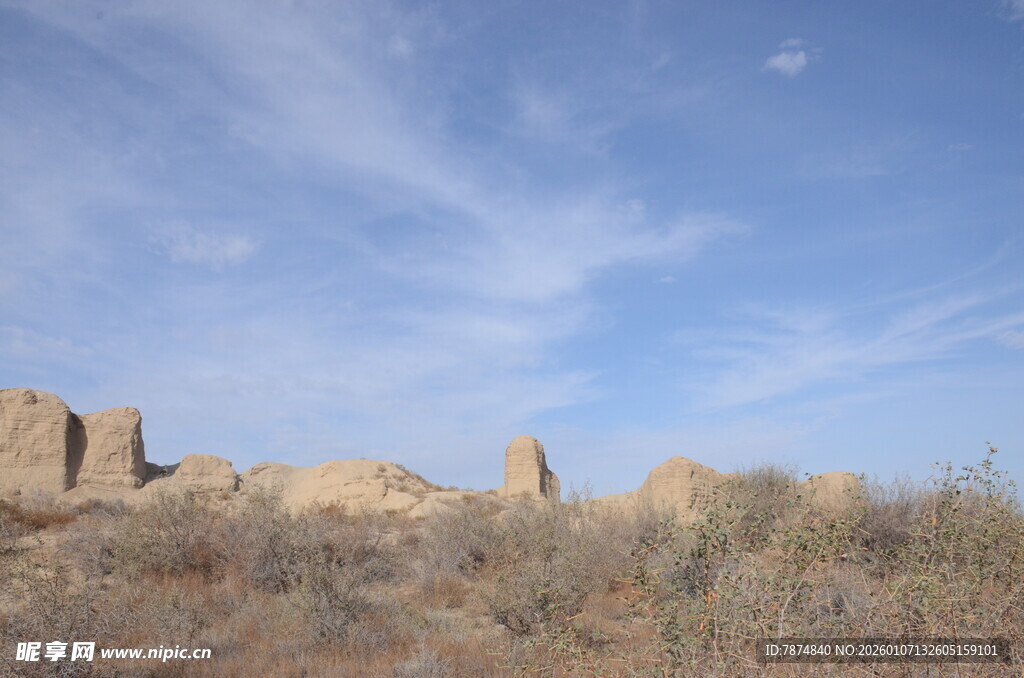 荒凉古城遗址 蓝天相伴