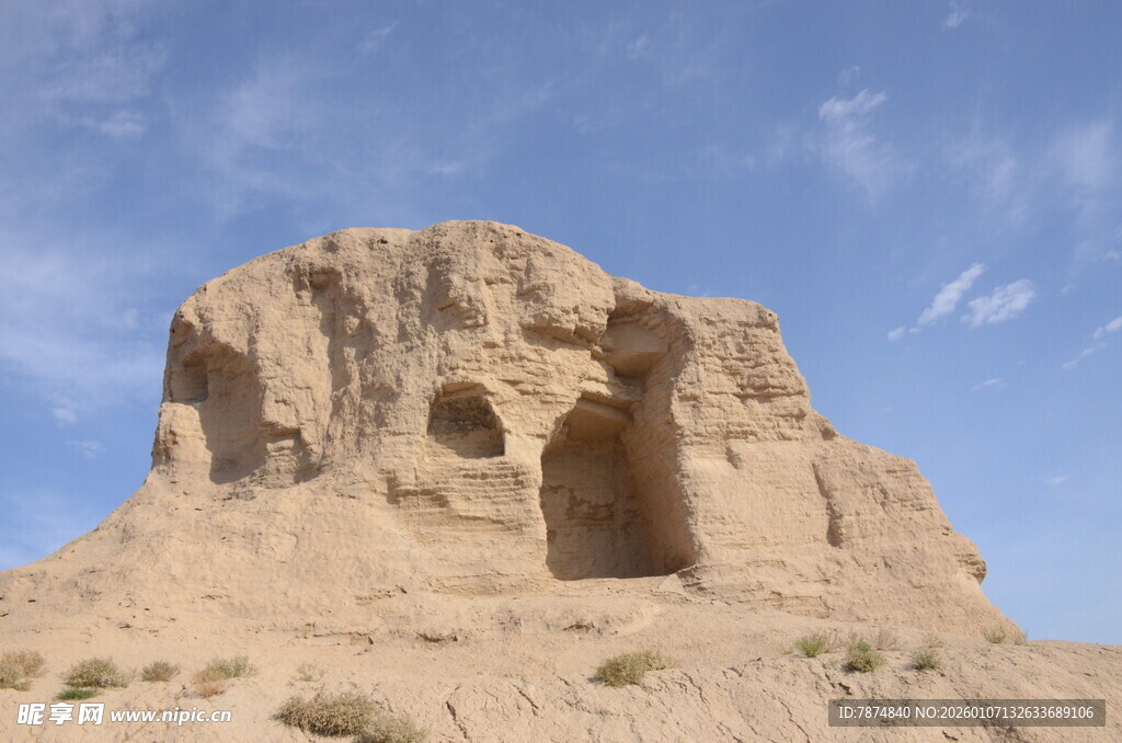 沙漠中的古老石窟遗迹