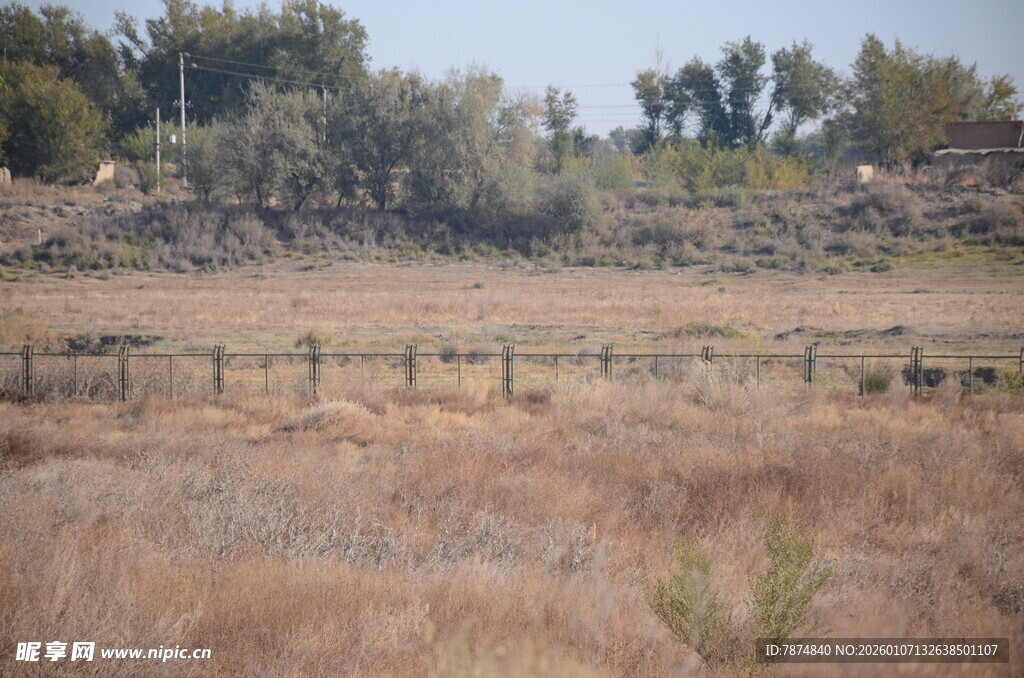 秋日旷野围栏风景