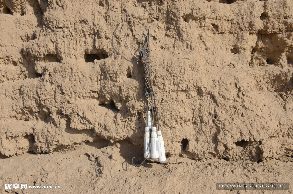 沙漠中的白色小物件