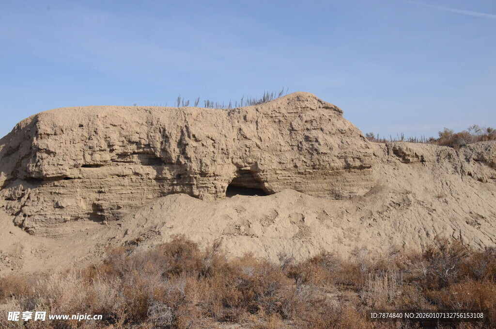 荒凉山丘上的神秘洞穴