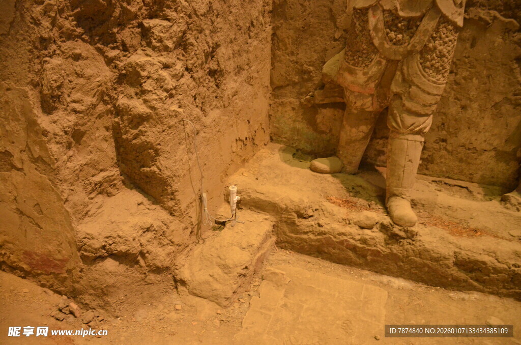 古老洞穴内的神秘土壁