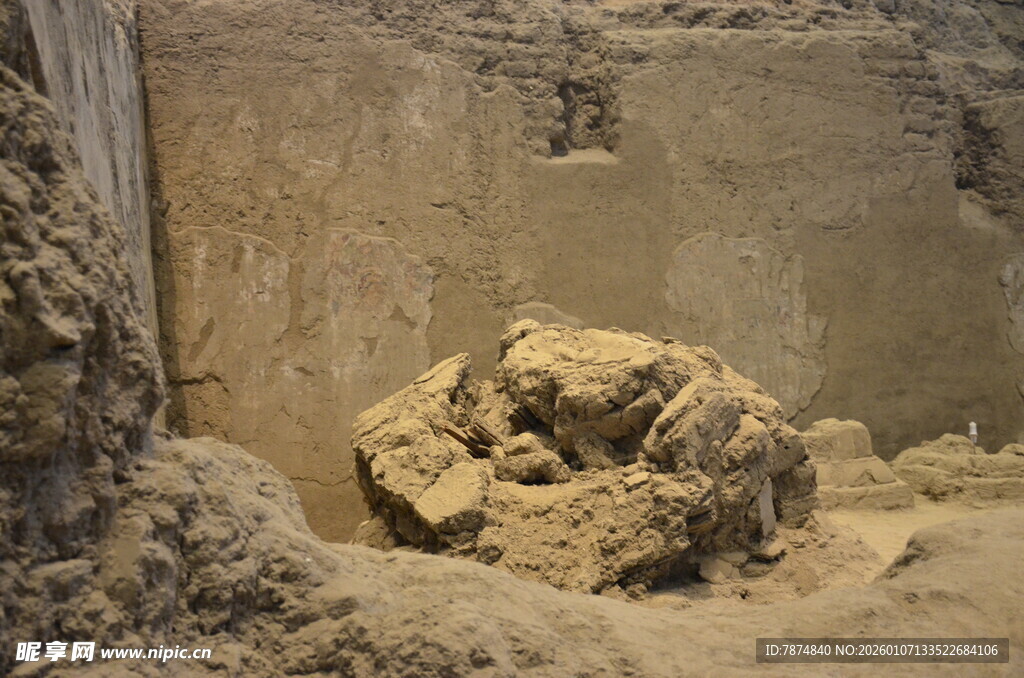 古老遗迹中的神秘土堆