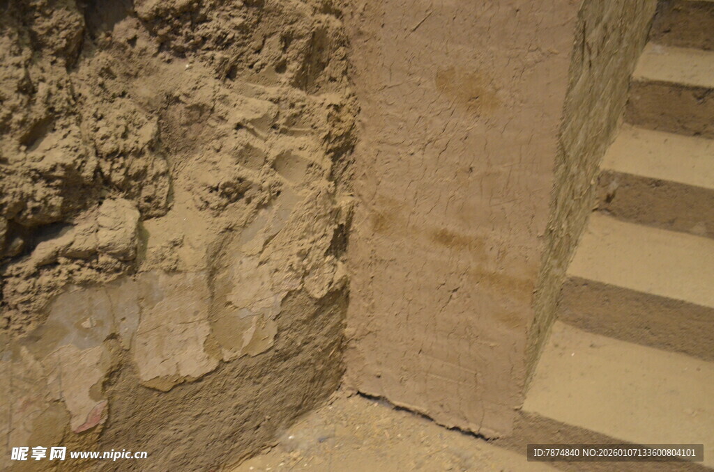古老石阶旁的粗糙石壁