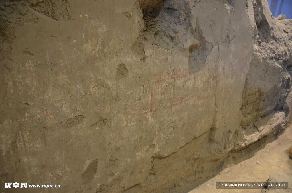 陡峭岩壁下的狭窄通道