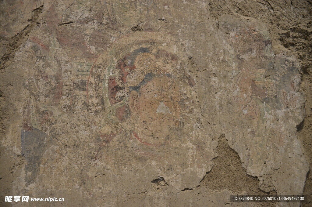 古老斑驳的壁画遗迹