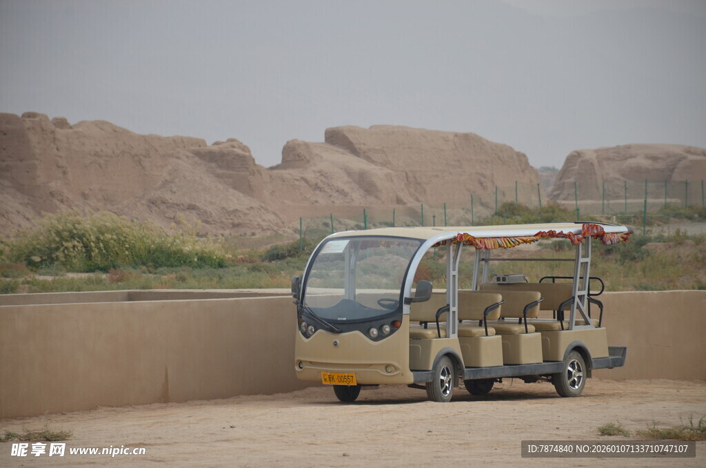 沙漠景区观光车