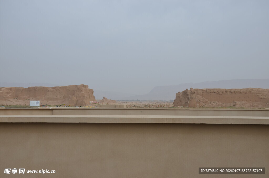 荒漠中的土垣景观