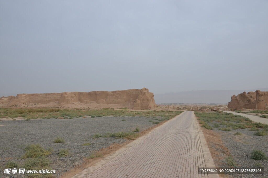 荒漠中的蜿蜒公路