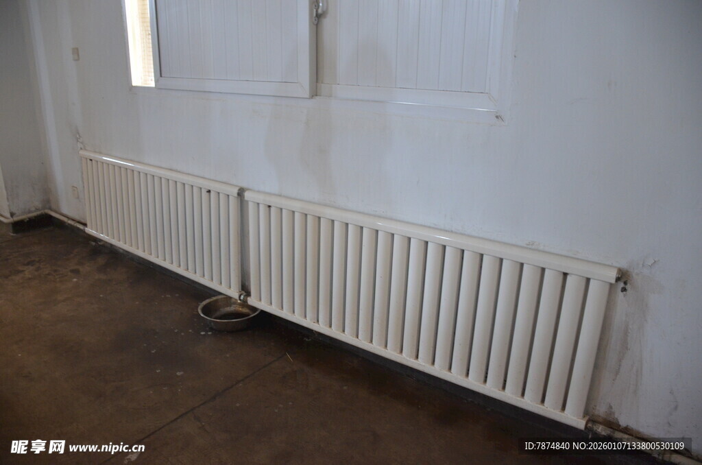 室内白色暖气片