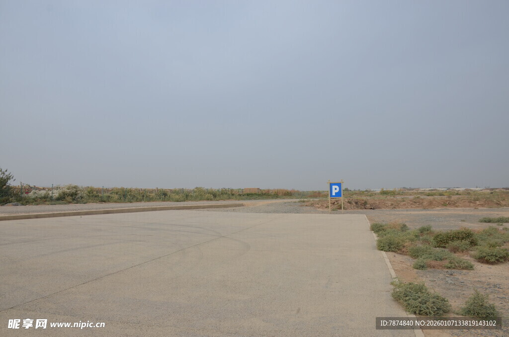 空旷沙漠中的道路