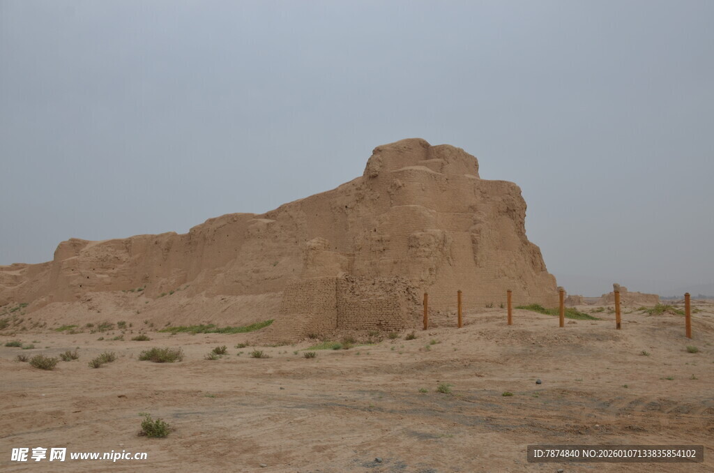 沙漠中的古老土筑遗迹