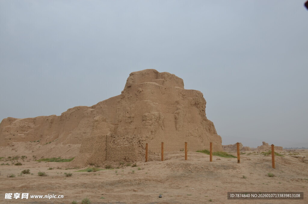 沙漠中的古老土筑遗迹