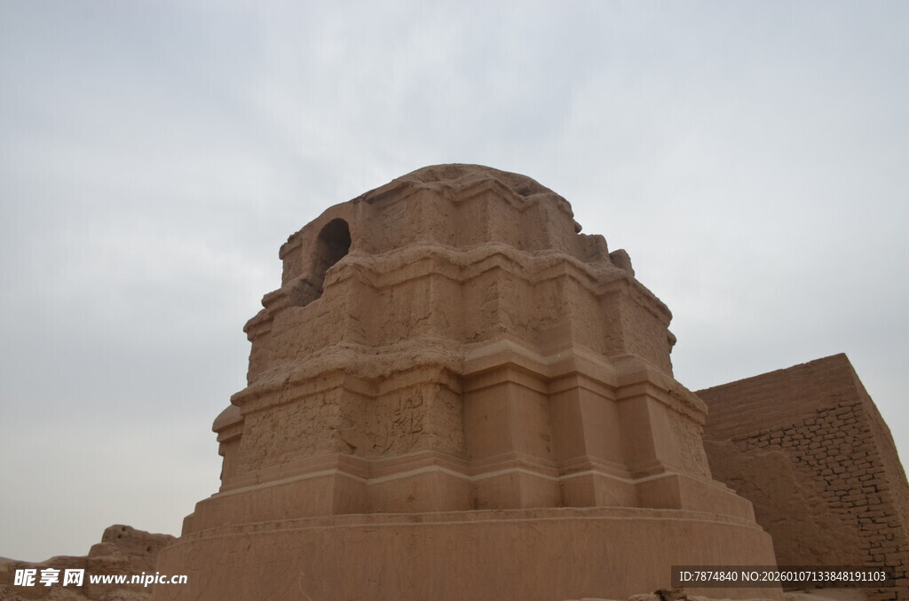 沙漠中的古老建筑遗迹