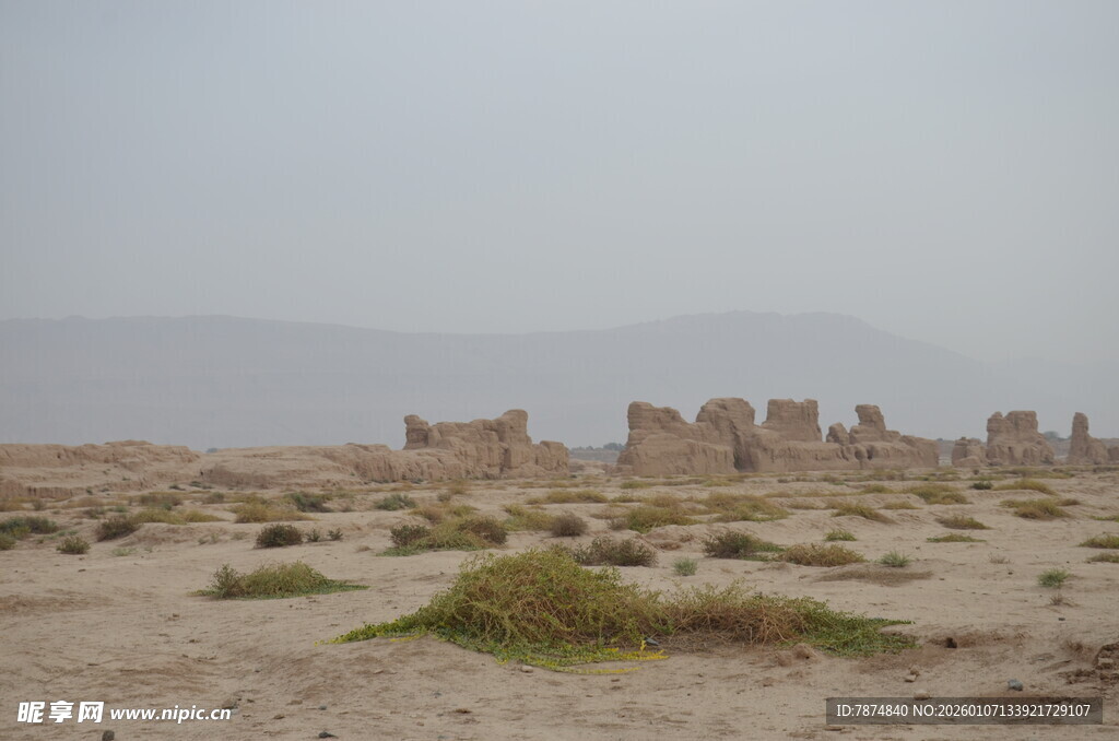 沙漠中的古老建筑遗迹