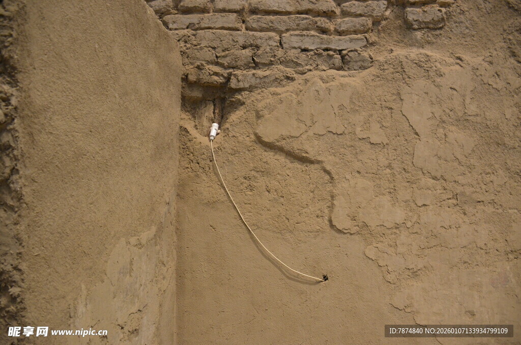 古老土墙缝隙中的神秘景象