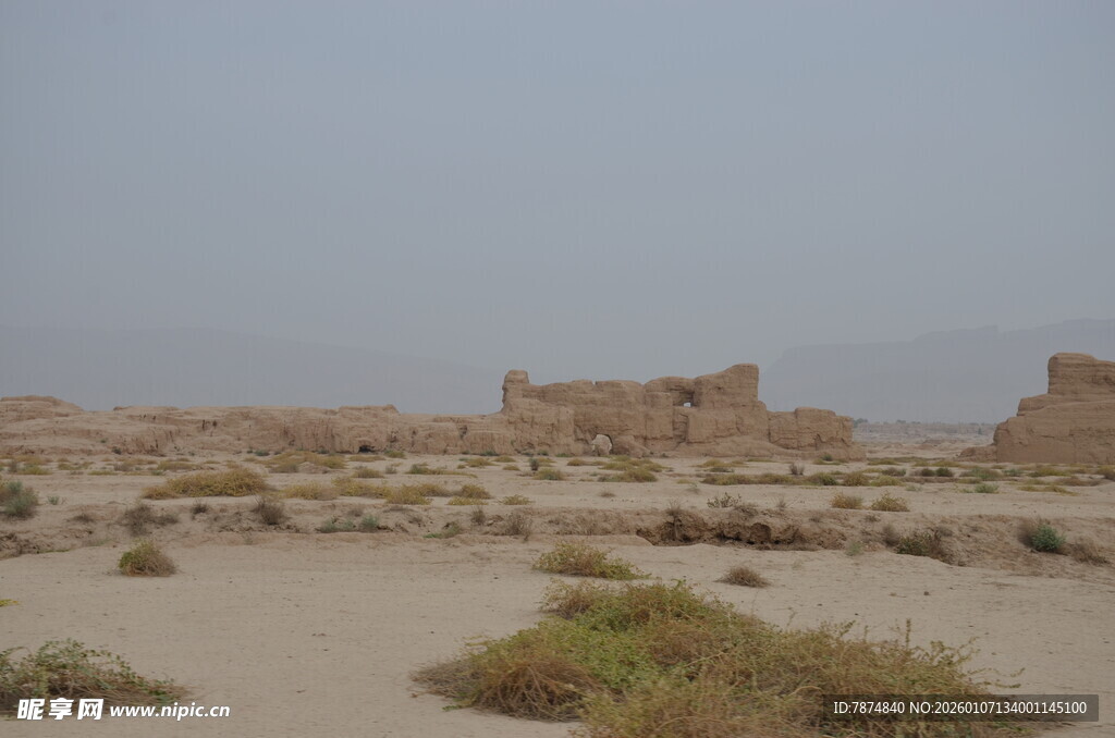 沙漠中的古老遗迹