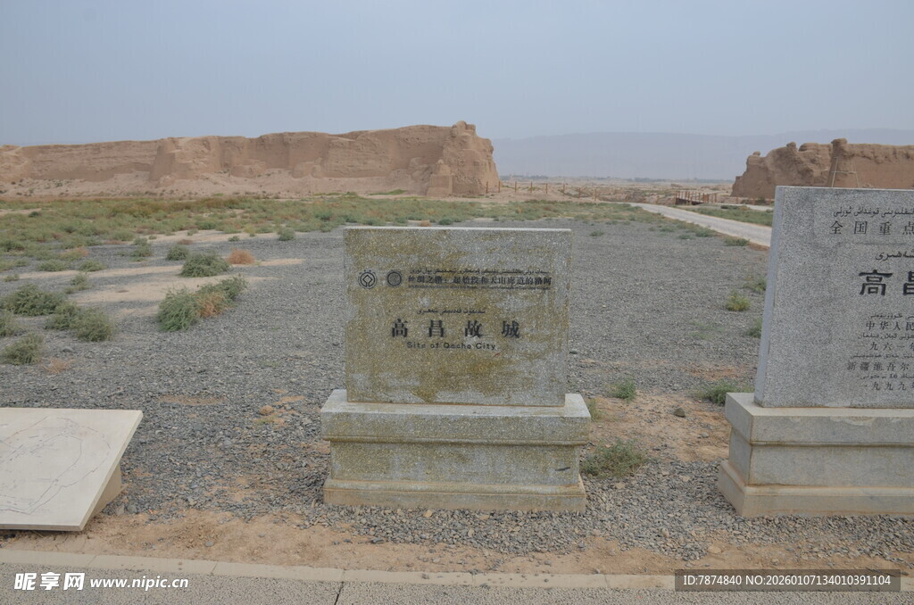 荒凉戈壁中的古老石碑