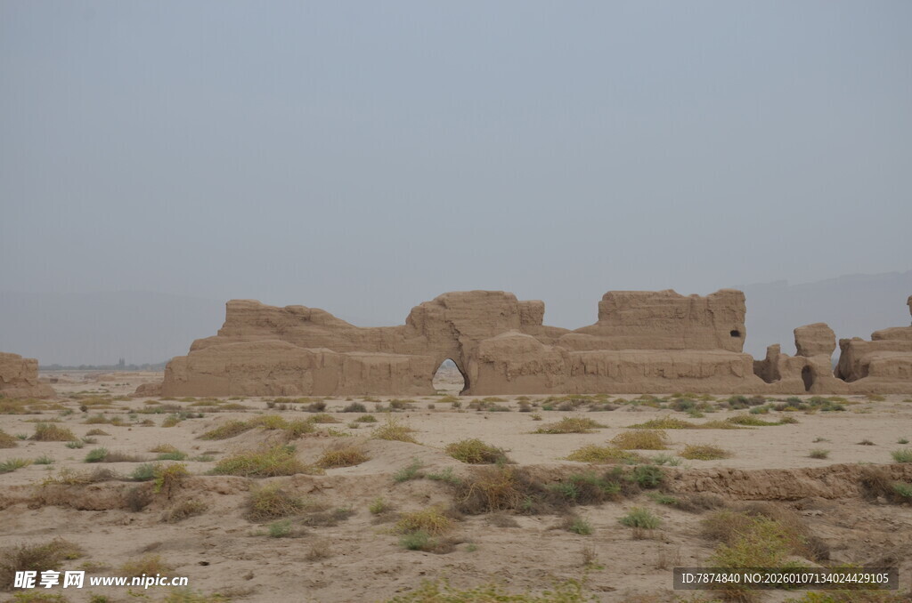 沙漠中的古老建筑遗迹