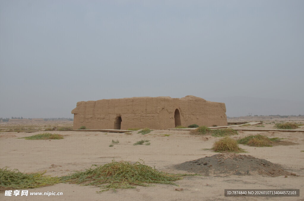 沙漠中的古朴泥砖建筑