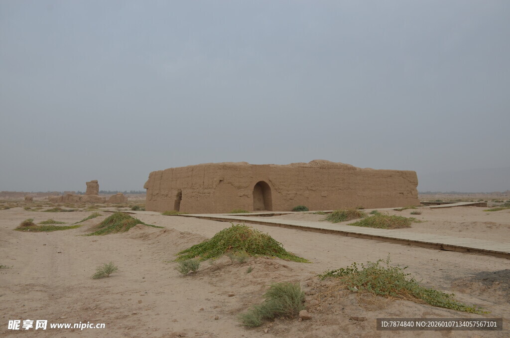 沙漠中的古老建筑遗迹