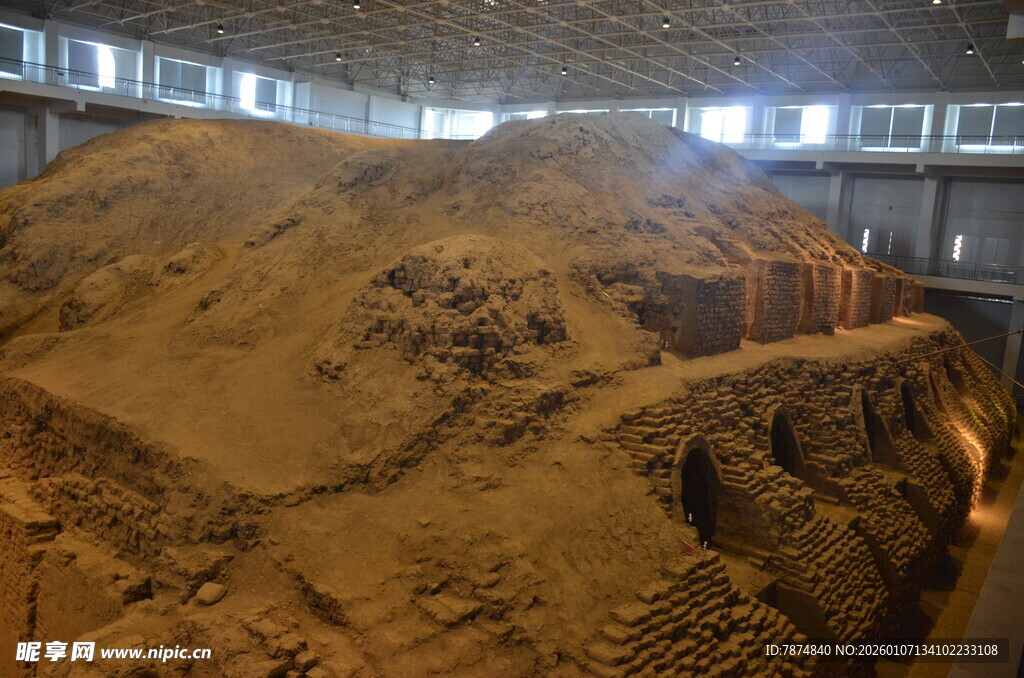 室内巨大沙堆场景