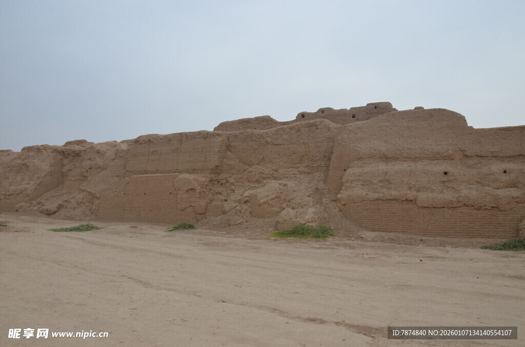 沙漠中的古老土墙遗迹