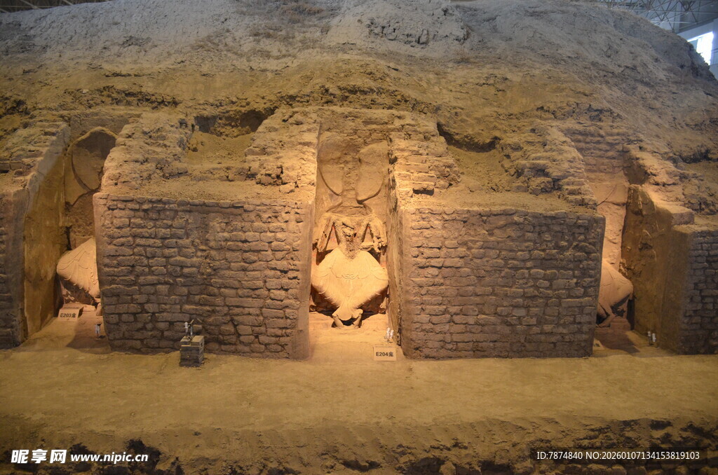 古老洞穴内的石砌结构