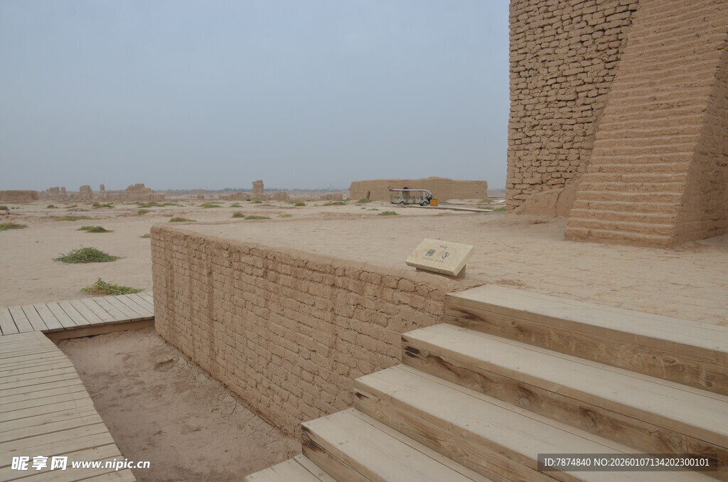 沙漠中的古老建筑遗迹