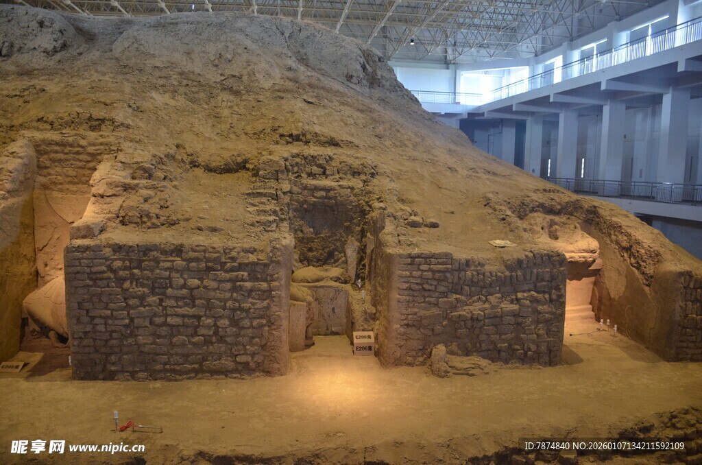 古老遗址内的神秘石砌建筑