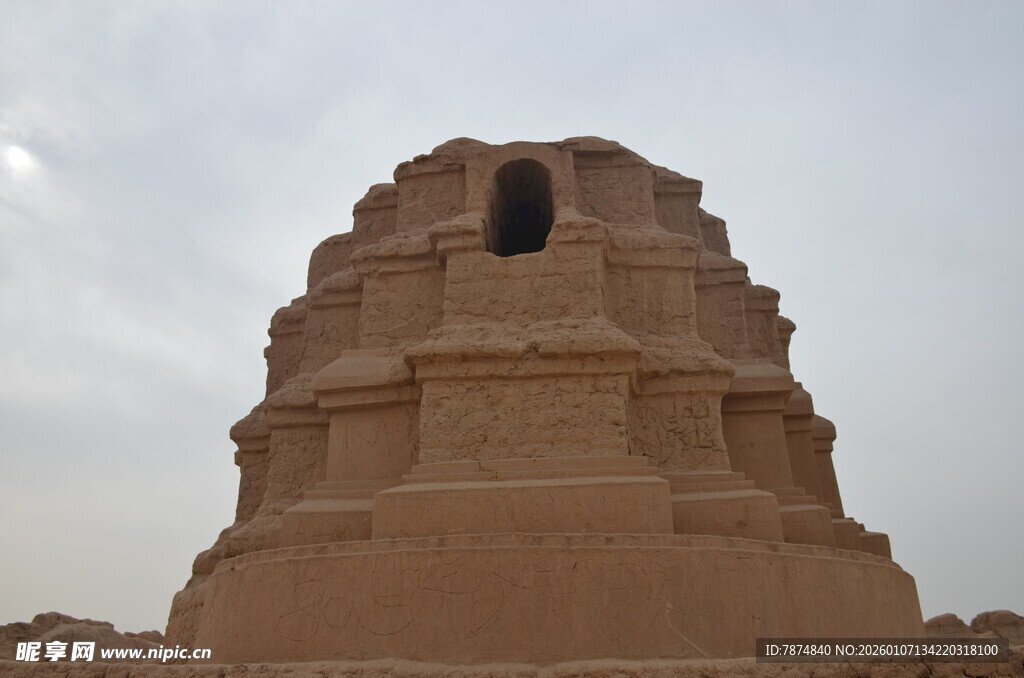 沙漠中的古老神秘建筑