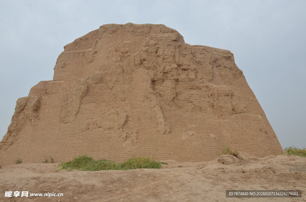 沙漠中的古老土堆遗迹