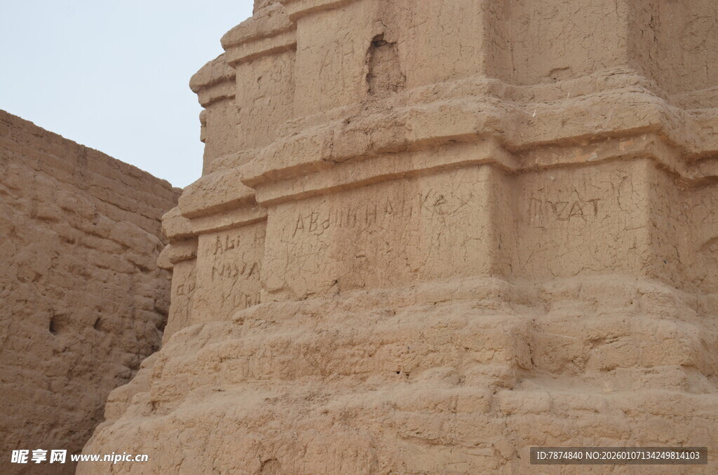 古老沙漠中的神秘石砌建筑