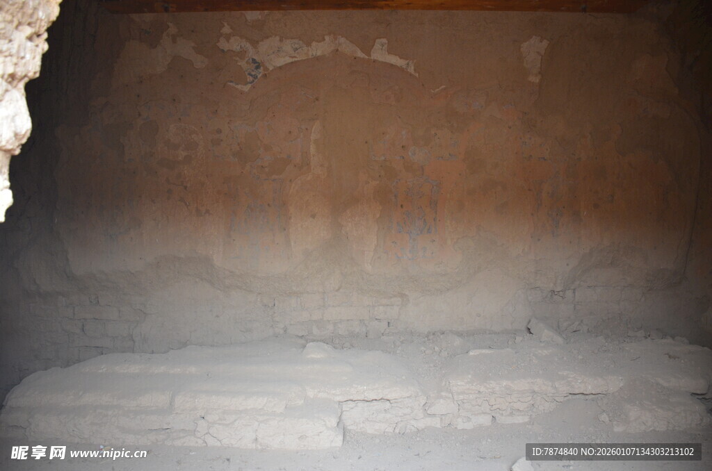 昏暗室内的老旧墙面