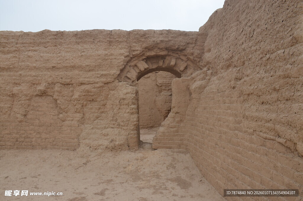 古老土筑拱门遗迹