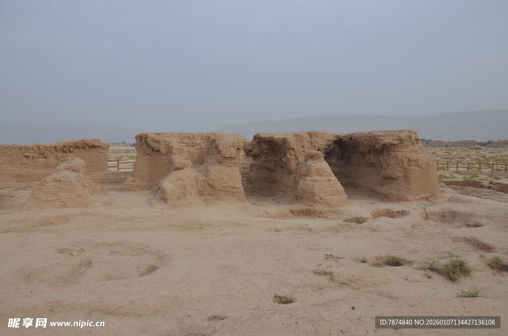 沙漠中的古老土筑遗迹