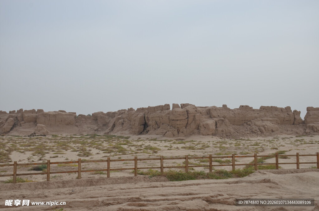 荒凉戈壁中的古老土丘遗迹
