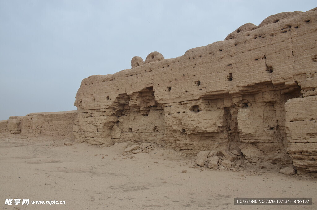 沙漠中的古老土筑遗迹