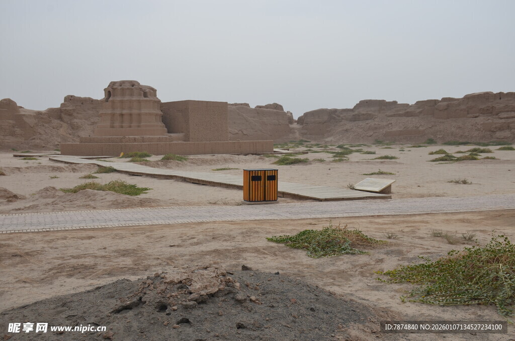 沙漠中的古老建筑遗迹