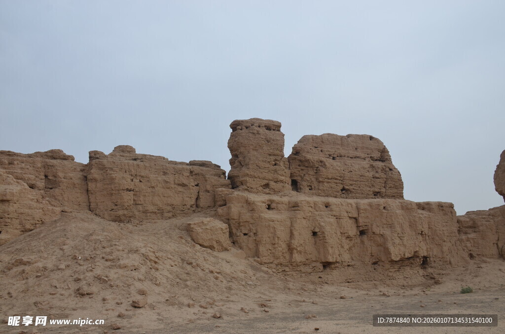 沙漠中的古老土筑遗迹