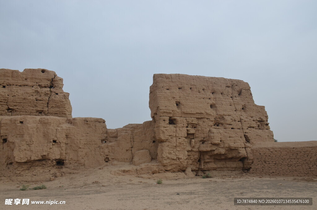 沙漠中的古老土筑遗迹