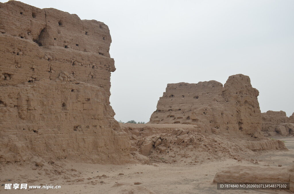 沙漠中的古老残垣断壁